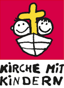 2 Kinder sitzen in einem Boot mit Kreuz (Logo von „Kirche mit Kindern“)