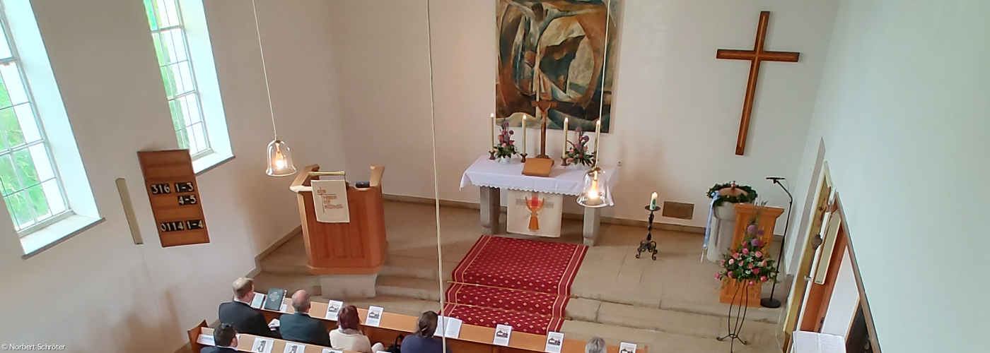 70 Jahre Friedenskirche – Altarbereich mit Kreuz und Gemeinde