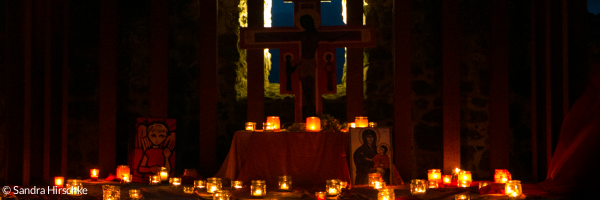  Taizékreuz und Kerzen abends vor dem Kreuz der Ägidius-Kapelle auf der Burg Waldeck