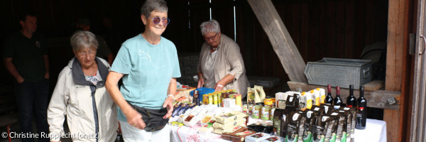 Fairtrade-Verkauf beim Freiluftgottesdienst auf der Burg Waldeck (25.7.2021)