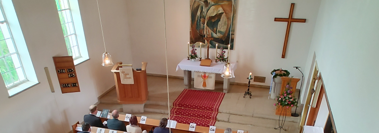 70 Jahre Friedenskirche – Altarbereich mit Kreuz und Gemeinde