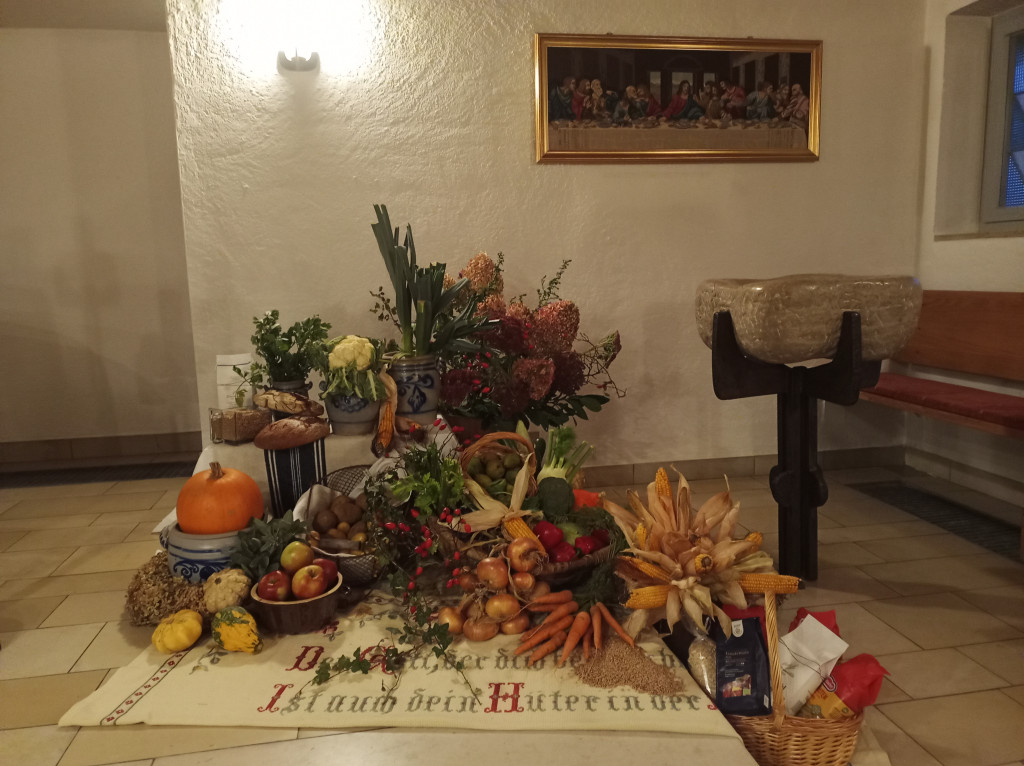 © Regina Kraitzek: Erntedank 2024 mit Gaben und Taufstein in Immenreuth