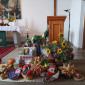 Erntedank 2024 mit Gaben, Lesepult und Altar in Kemnath (Querformat)