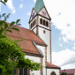 Blick auf die St-Johannis-Kirche vom Pfarrgarten und Gemeindehaus aus (© Sandra Hirschke)