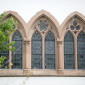 Kirchenfenster von außen im linken Seitenschiff der St. Johannis-Kirche (© Sandra Hirschke)