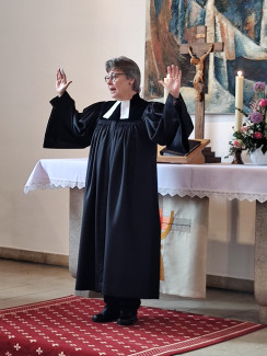 70 Jahre Friedenskirche – Pfrin. Friederike Steiner beim Segen