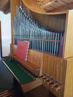 Kirchenorgel der Friedenskirche Kemnath von seitlich und groß (neu)