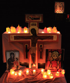 Altar der Stadtpfarrkirche Kemnath für das Taizégebet, mit vielen Kerzen, dem Taizékreuz und einer Ikone