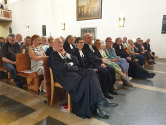 Regionalbischof Stiegler und die beiden Dekane sitzen in der 1.Reihe