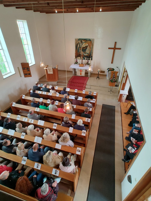 70 Jahre Friedenskirche – Gemeinde und Kirchenchor rechts