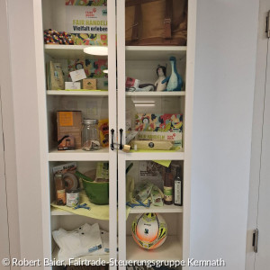 Schrank mit fairen Waren in der Fairtrade-Ausstellung im Foyer (2025)